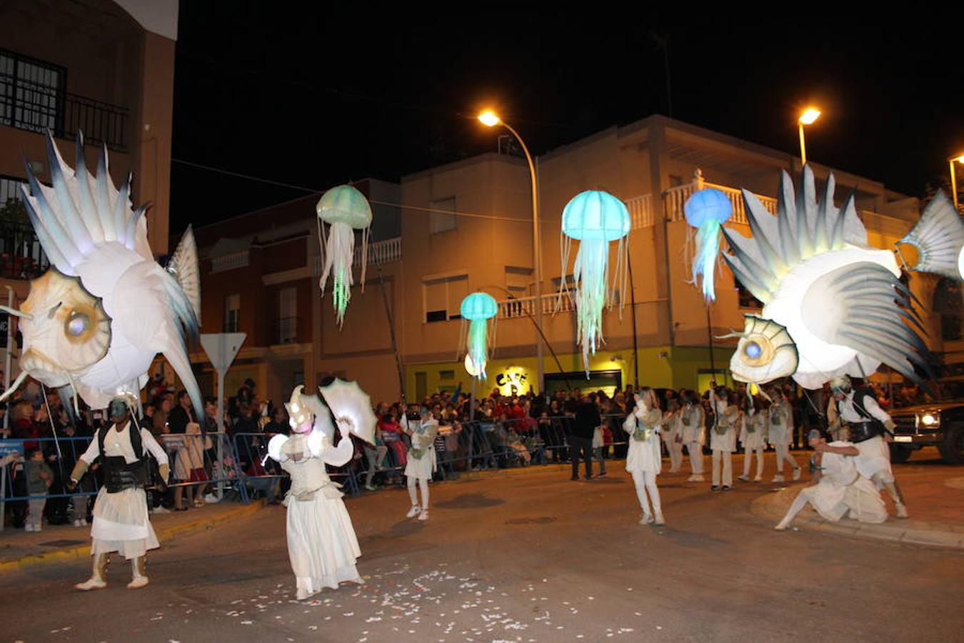 Miles de personas asistieron en la tarde noche de hoy a la Cabalgata de Reyes que desde las siete de la tarde y hasta pasadas las nueve de la noche recorrió el centro de El Ejido. Más de mil personas pusieron el color, la alegría, la magia y la música para que el numeroso público disfrutara.