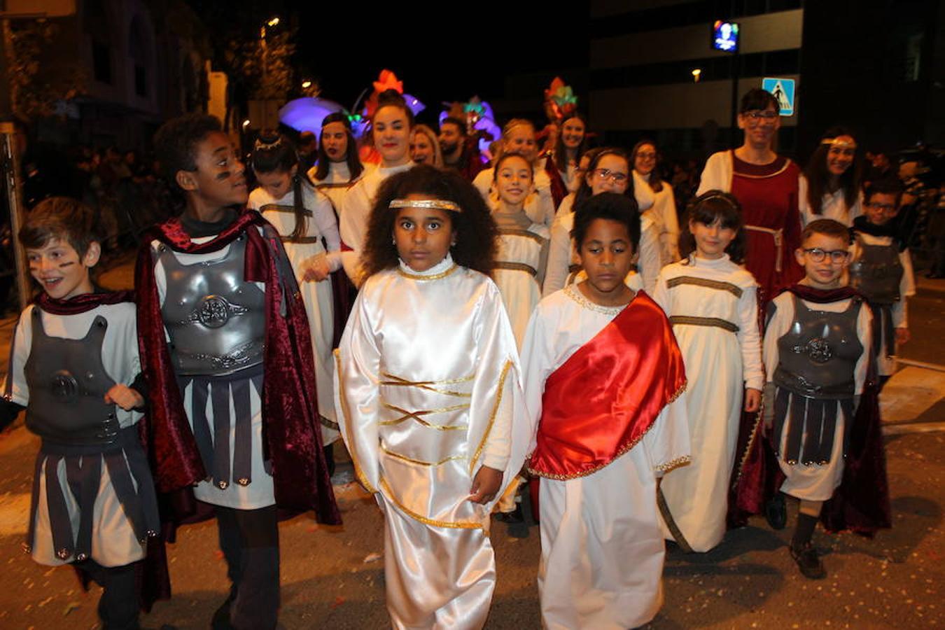 Miles de personas asistieron en la tarde noche de hoy a la Cabalgata de Reyes que desde las siete de la tarde y hasta pasadas las nueve de la noche recorrió el centro de El Ejido. Más de mil personas pusieron el color, la alegría, la magia y la música para que el numeroso público disfrutara.