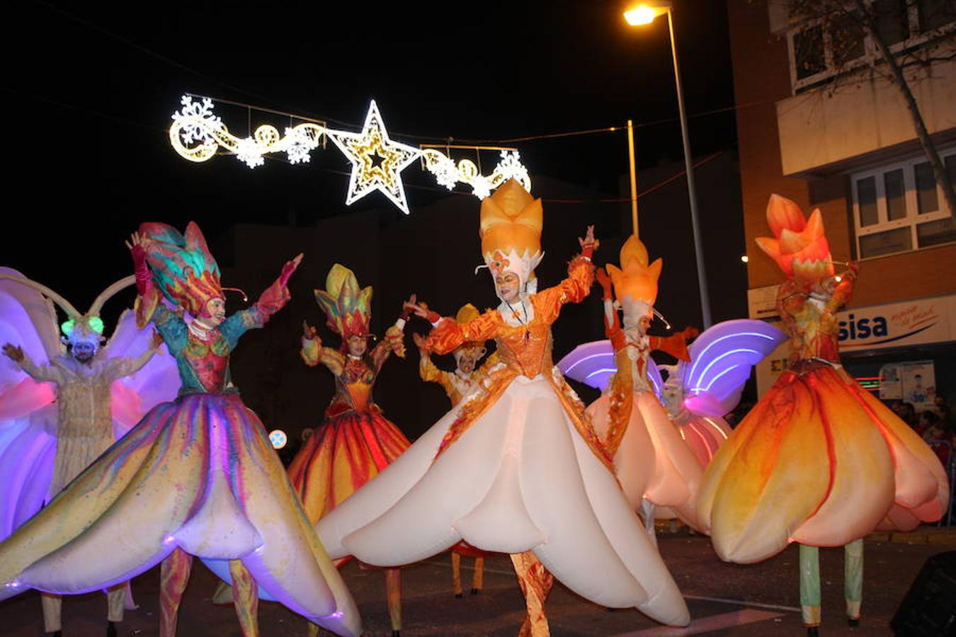 Miles de personas asistieron en la tarde noche de hoy a la Cabalgata de Reyes que desde las siete de la tarde y hasta pasadas las nueve de la noche recorrió el centro de El Ejido. Más de mil personas pusieron el color, la alegría, la magia y la música para que el numeroso público disfrutara.