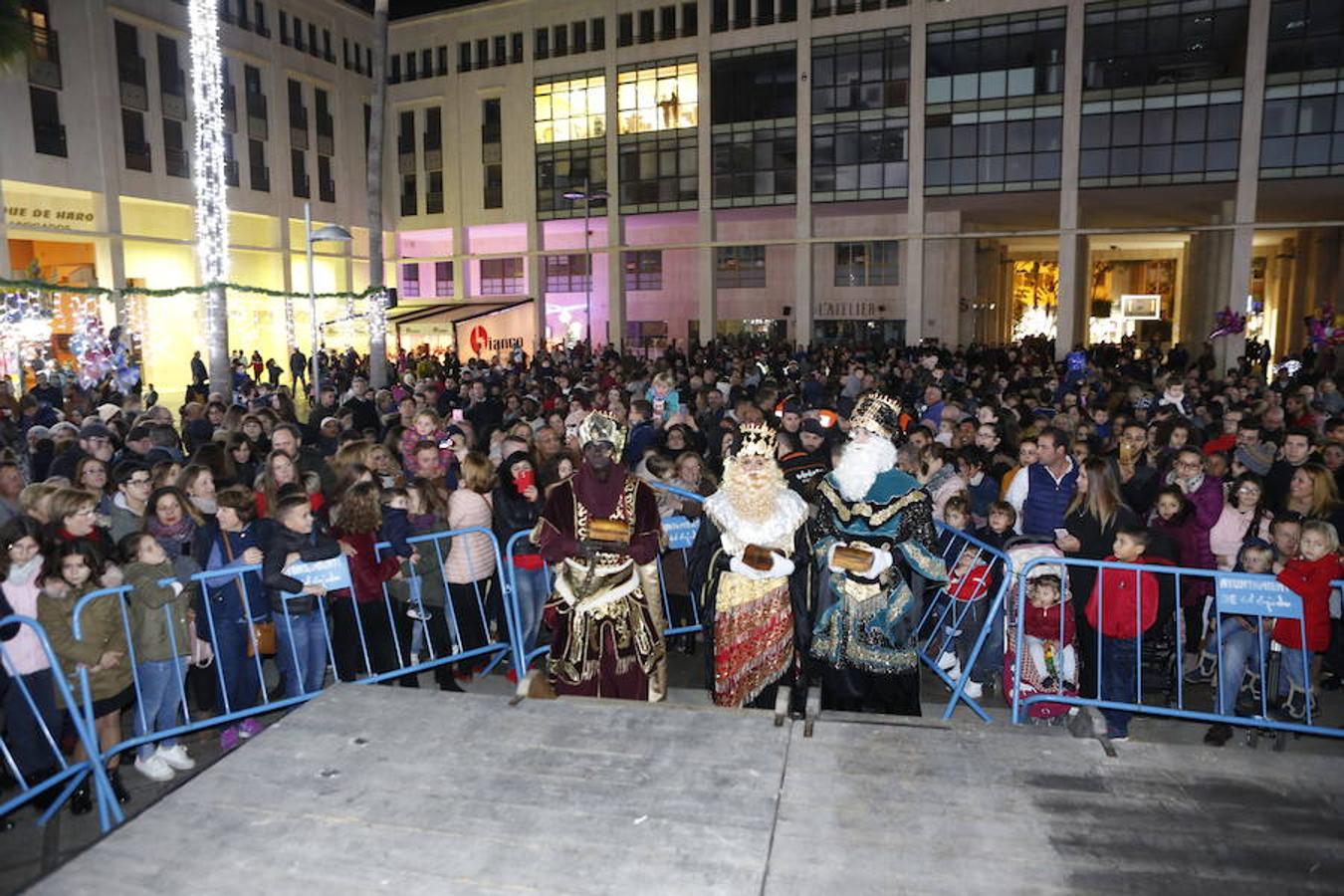 Miles de personas asistieron en la tarde noche de hoy a la Cabalgata de Reyes que desde las siete de la tarde y hasta pasadas las nueve de la noche recorrió el centro de El Ejido. Más de mil personas pusieron el color, la alegría, la magia y la música para que el numeroso público disfrutara.