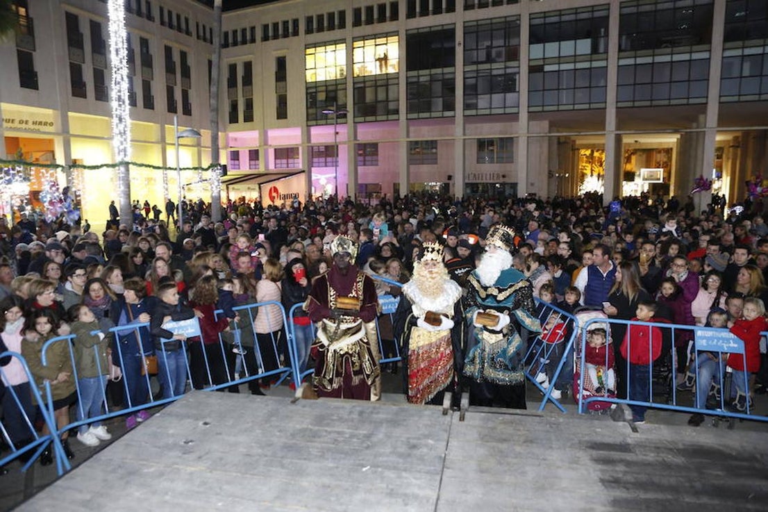 Miles de personas asistieron en la tarde noche de hoy a la Cabalgata de Reyes que desde las siete de la tarde y hasta pasadas las nueve de la noche recorrió el centro de El Ejido. Más de mil personas pusieron el color, la alegría, la magia y la música para que el numeroso público disfrutara.