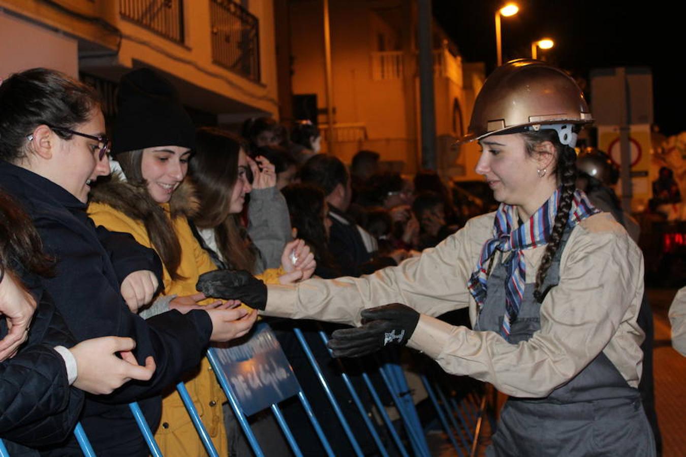 Miles de personas asistieron en la tarde noche de hoy a la Cabalgata de Reyes que desde las siete de la tarde y hasta pasadas las nueve de la noche recorrió el centro de El Ejido. Más de mil personas pusieron el color, la alegría, la magia y la música para que el numeroso público disfrutara.