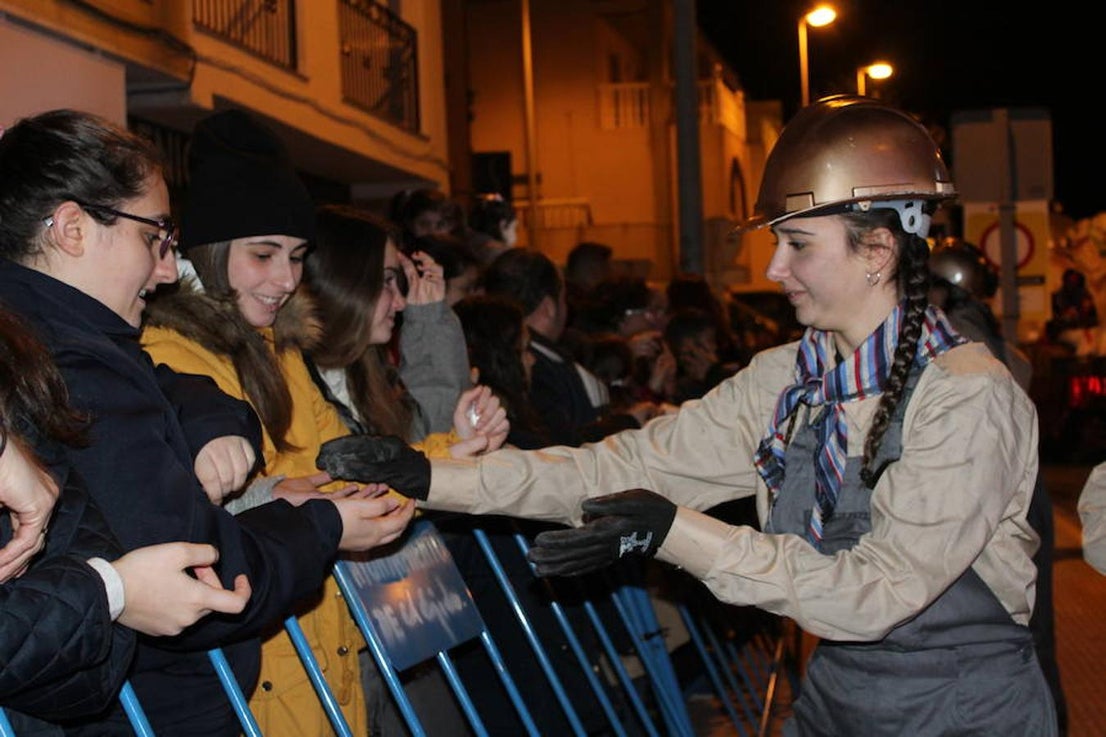 Miles de personas asistieron en la tarde noche de hoy a la Cabalgata de Reyes que desde las siete de la tarde y hasta pasadas las nueve de la noche recorrió el centro de El Ejido. Más de mil personas pusieron el color, la alegría, la magia y la música para que el numeroso público disfrutara.