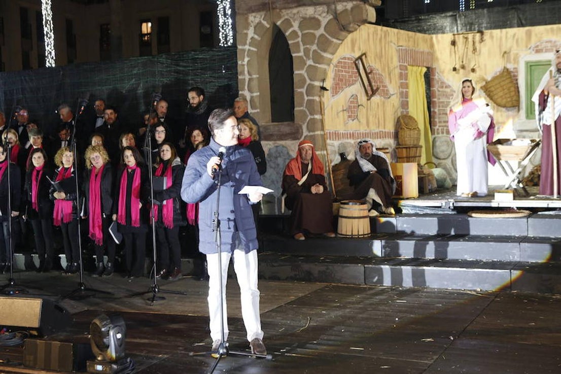 Miles de personas asistieron en la tarde noche de hoy a la Cabalgata de Reyes que desde las siete de la tarde y hasta pasadas las nueve de la noche recorrió el centro de El Ejido. Más de mil personas pusieron el color, la alegría, la magia y la música para que el numeroso público disfrutara.