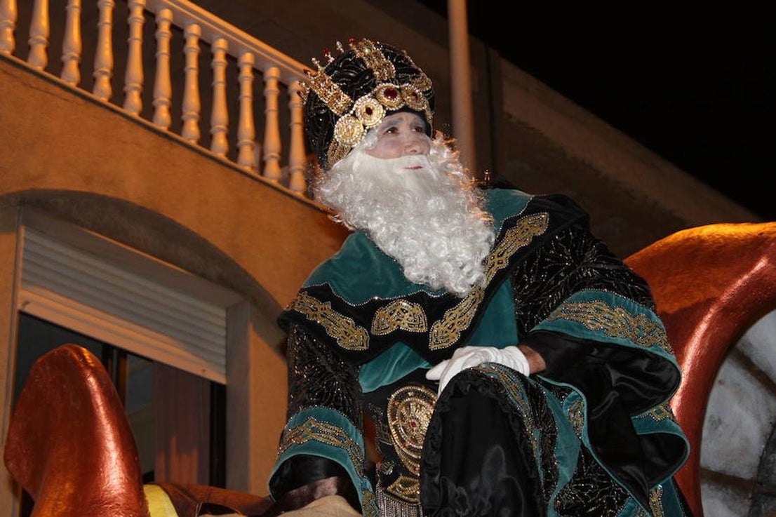 Miles de personas asistieron en la tarde noche de hoy a la Cabalgata de Reyes que desde las siete de la tarde y hasta pasadas las nueve de la noche recorrió el centro de El Ejido. Más de mil personas pusieron el color, la alegría, la magia y la música para que el numeroso público disfrutara.
