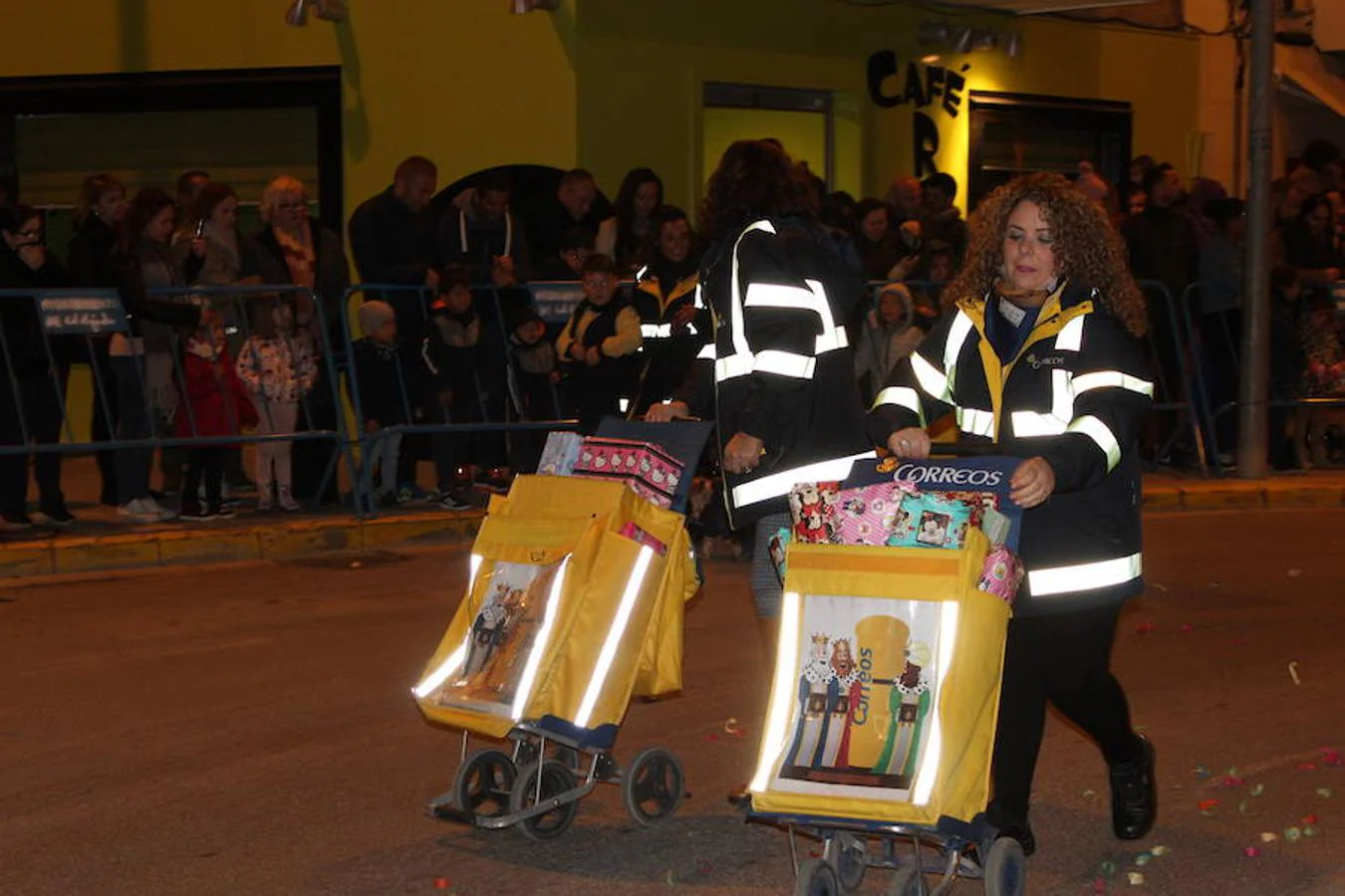 Miles de personas asistieron en la tarde noche de hoy a la Cabalgata de Reyes que desde las siete de la tarde y hasta pasadas las nueve de la noche recorrió el centro de El Ejido. Más de mil personas pusieron el color, la alegría, la magia y la música para que el numeroso público disfrutara.