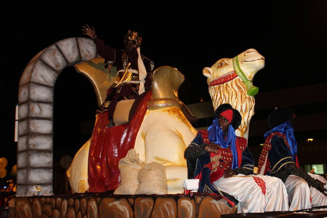 Miles de personas asistieron en la tarde noche de hoy a la Cabalgata de Reyes que desde las siete de la tarde y hasta pasadas las nueve de la noche recorrió el centro de El Ejido. Más de mil personas pusieron el color, la alegría, la magia y la música para que el numeroso público disfrutara.