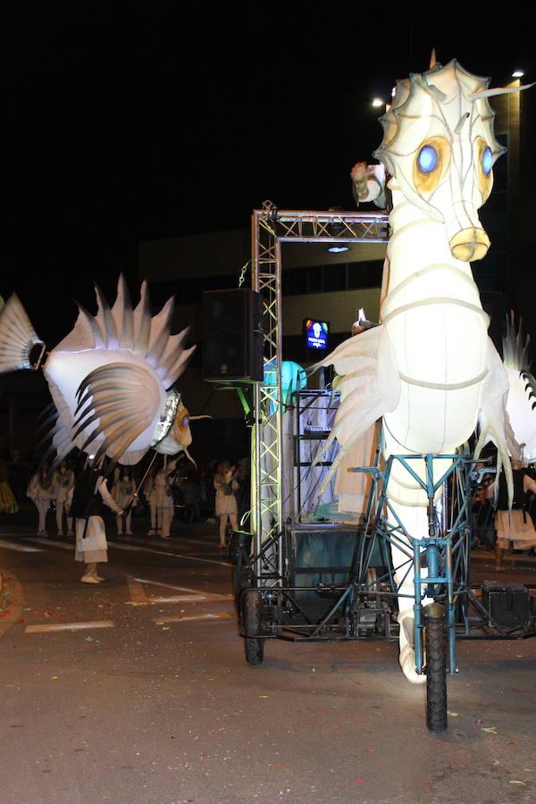 Miles de personas asistieron en la tarde noche de hoy a la Cabalgata de Reyes que desde las siete de la tarde y hasta pasadas las nueve de la noche recorrió el centro de El Ejido. Más de mil personas pusieron el color, la alegría, la magia y la música para que el numeroso público disfrutara.
