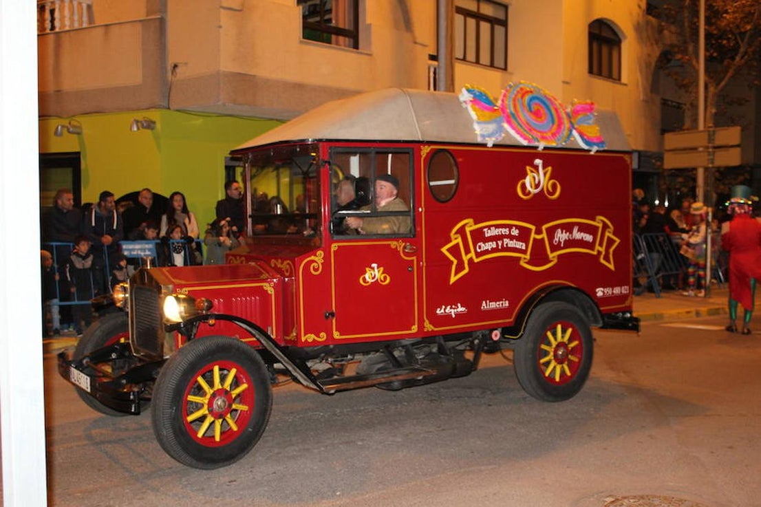 Miles de personas asistieron en la tarde noche de hoy a la Cabalgata de Reyes que desde las siete de la tarde y hasta pasadas las nueve de la noche recorrió el centro de El Ejido. Más de mil personas pusieron el color, la alegría, la magia y la música para que el numeroso público disfrutara.