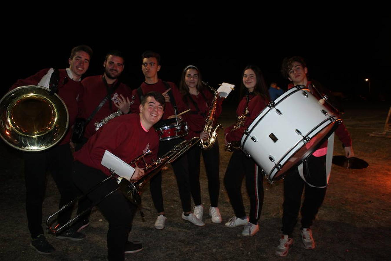 Cientos de personas se dieron cita anoche en San Agustín para disfrutar de su tradicional fiesta de San Anton. Hasta 15 hogueras se encendieron entorno a la principal, que se convirtió un año más en la más grande del Poniente. Una cita que fiel a su tradición se inició con el encendido de la antorcha en el núcleo de El Ejido desde donde doce jóvenes la llevaron corriendo hasta San Agustín y con ella se prendió fuego al San Antón.