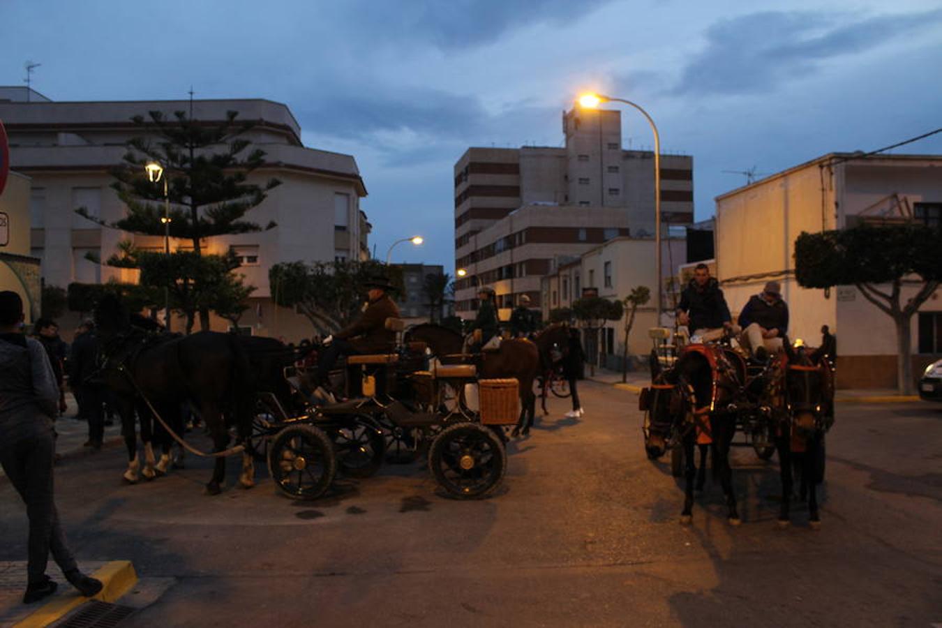 El núcleo urbano de Santa María del Águila vivió este pasado sábado su especial festividad de San Anton, que contó tanto con su parte religiosa como con un espacio para la fiesta, la convivencia y las tradiciones. En esta línea, a las cinco de la tarde arrancó la jornada con la concentración animales y mascotas en el parque municipal. A las seis y media se llevó a cabo su bendición en la puerta de la parroquia de la localidad y posteriormente arrancó el recorrido de la antorcha para acabar con el encendido de la gran hoguera de San Antón en una noche de fiesta y convivencia.