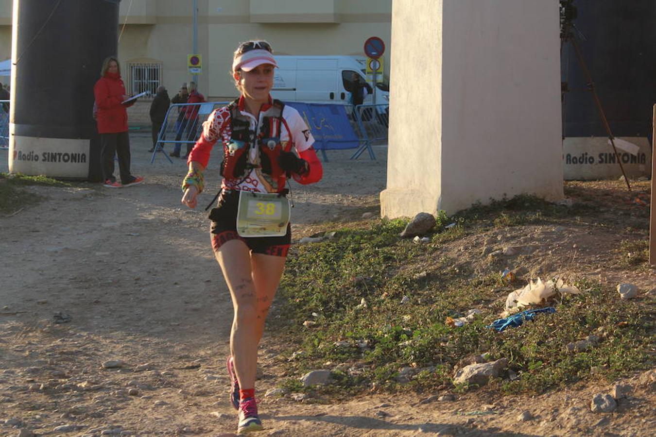 Cerca de 150 deportistas participaron en la jornada de ayer en la primera edición de la Ultra Trail del Mar al Cielo de Poniente, organizada por el Club Deportivo Muebles Mesa, con la colaboración del Instituto Municipal de Deportes (IMD) y la Comunidad Vida Sana. Una aventura y una experiencia única sobre unos paisajes que funden el Mar Mediterráneo y la Sierra de Gádor, donde la originalidad ayudó a que pese a tratarse de una primera edición ya hubiera participantes incluso de fuera de la provincia de Almería.