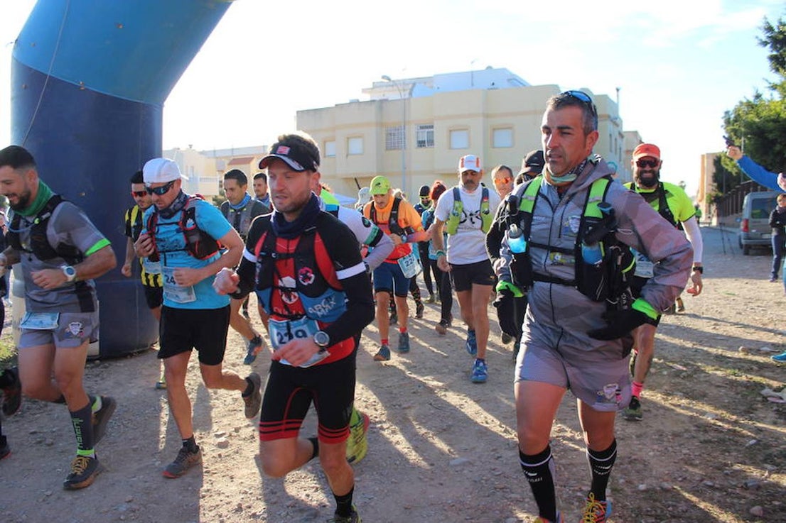 Cerca de 150 deportistas participaron en la jornada de ayer en la primera edición de la Ultra Trail del Mar al Cielo de Poniente, organizada por el Club Deportivo Muebles Mesa, con la colaboración del Instituto Municipal de Deportes (IMD) y la Comunidad Vida Sana. Una aventura y una experiencia única sobre unos paisajes que funden el Mar Mediterráneo y la Sierra de Gádor, donde la originalidad ayudó a que pese a tratarse de una primera edición ya hubiera participantes incluso de fuera de la provincia de Almería.