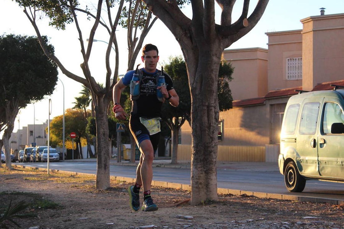 Cerca de 150 deportistas participaron en la jornada de ayer en la primera edición de la Ultra Trail del Mar al Cielo de Poniente, organizada por el Club Deportivo Muebles Mesa, con la colaboración del Instituto Municipal de Deportes (IMD) y la Comunidad Vida Sana. Una aventura y una experiencia única sobre unos paisajes que funden el Mar Mediterráneo y la Sierra de Gádor, donde la originalidad ayudó a que pese a tratarse de una primera edición ya hubiera participantes incluso de fuera de la provincia de Almería.