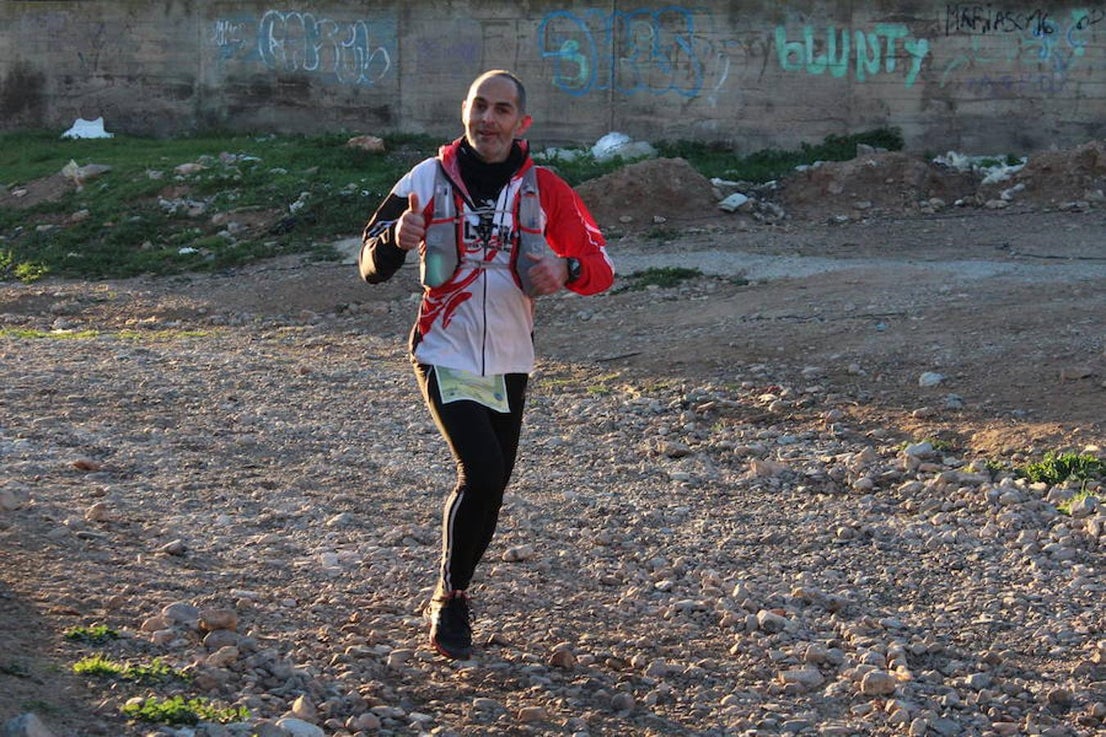 Cerca de 150 deportistas participaron en la jornada de ayer en la primera edición de la Ultra Trail del Mar al Cielo de Poniente, organizada por el Club Deportivo Muebles Mesa, con la colaboración del Instituto Municipal de Deportes (IMD) y la Comunidad Vida Sana. Una aventura y una experiencia única sobre unos paisajes que funden el Mar Mediterráneo y la Sierra de Gádor, donde la originalidad ayudó a que pese a tratarse de una primera edición ya hubiera participantes incluso de fuera de la provincia de Almería.