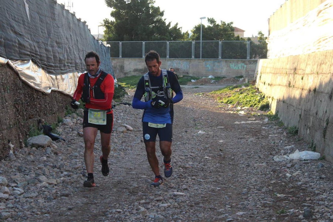 Cerca de 150 deportistas participaron en la jornada de ayer en la primera edición de la Ultra Trail del Mar al Cielo de Poniente, organizada por el Club Deportivo Muebles Mesa, con la colaboración del Instituto Municipal de Deportes (IMD) y la Comunidad Vida Sana. Una aventura y una experiencia única sobre unos paisajes que funden el Mar Mediterráneo y la Sierra de Gádor, donde la originalidad ayudó a que pese a tratarse de una primera edición ya hubiera participantes incluso de fuera de la provincia de Almería.