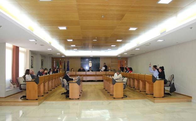 Se adjudica el servicio de transporte urbano del municipio solo con los votos a favor de PP