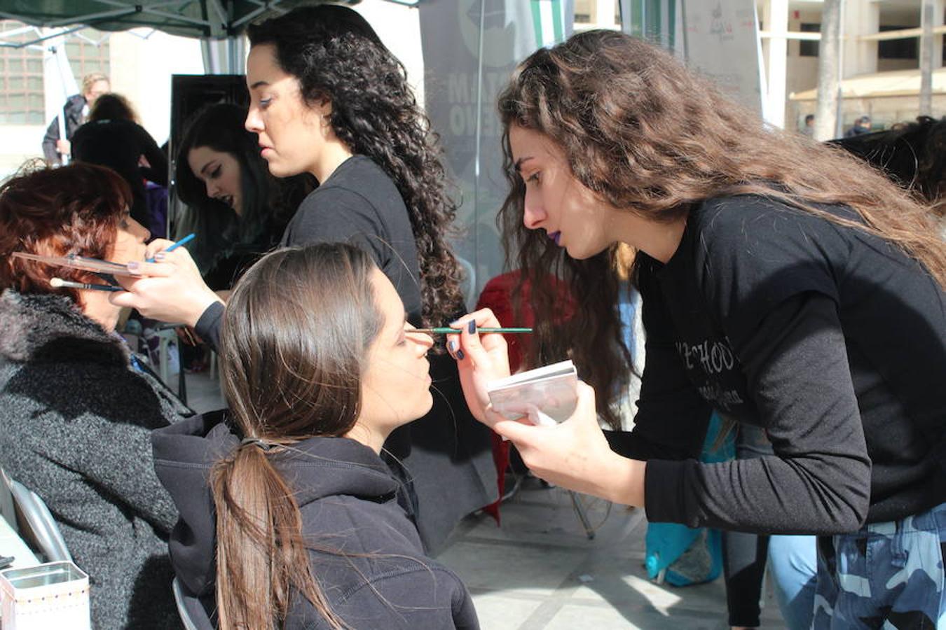 Decenas de personas pasaron a lo largo de la jornada del sábado por la jornada de Belleza Solidaria que tuvo lugar entre la Plaza Mayor y el patio de luces del Ayuntamiento, organizada por la asociación Soy Especial y Qué con la colaboración del Ayuntamiento ejidense, a través del área de Servicios Sociales y Mujer. Una iniciativa que tuvo como objetivo recaudar fondos para que esta entidad sin ánimo de lucro pueda continuar participando en las actividades con animales que desarrolla la empresa Emocionadogs y que sirven como terapia a los usuarios.