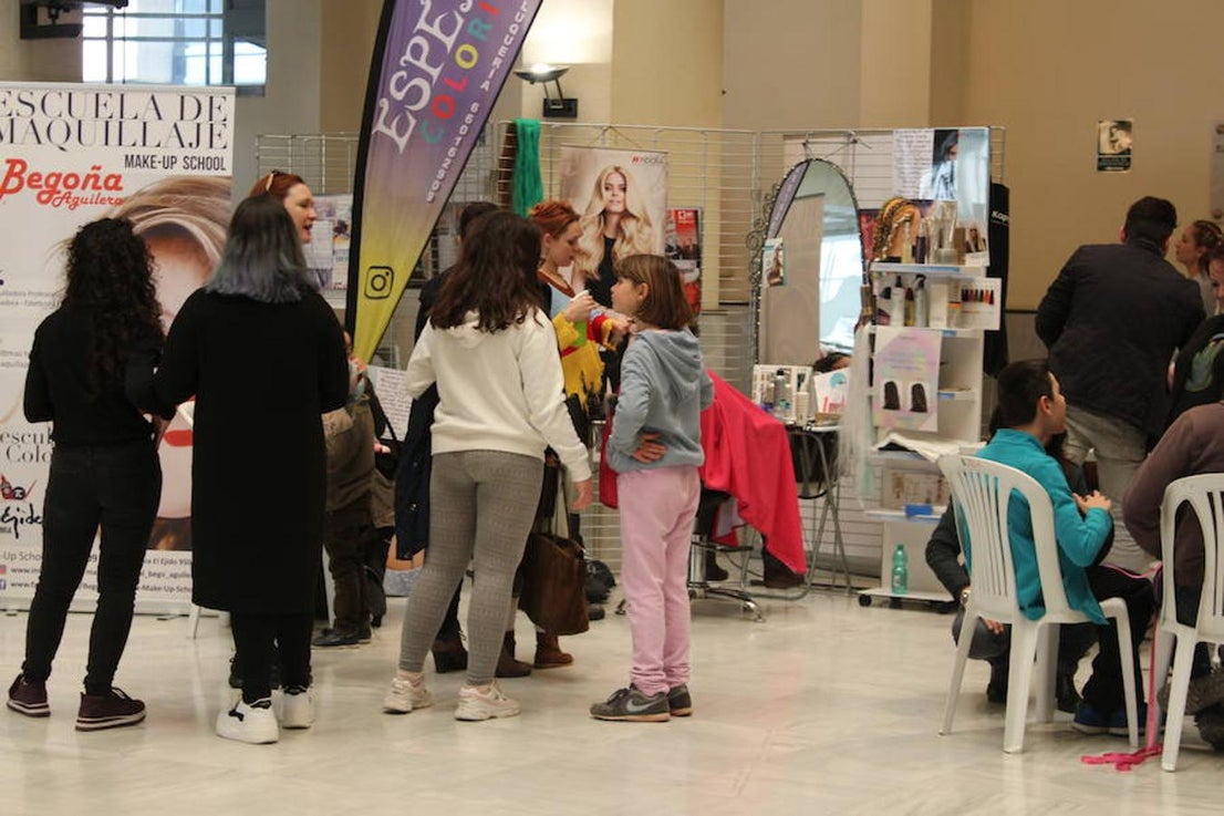Decenas de personas pasaron a lo largo de la jornada del sábado por la jornada de Belleza Solidaria que tuvo lugar entre la Plaza Mayor y el patio de luces del Ayuntamiento, organizada por la asociación Soy Especial y Qué con la colaboración del Ayuntamiento ejidense, a través del área de Servicios Sociales y Mujer. Una iniciativa que tuvo como objetivo recaudar fondos para que esta entidad sin ánimo de lucro pueda continuar participando en las actividades con animales que desarrolla la empresa Emocionadogs y que sirven como terapia a los usuarios.