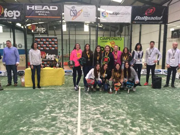 Las jugadoras de la entidad ejidense celebraron el ascenso en Plasencia.