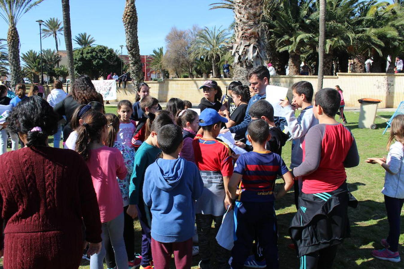 El parque de El Palmeral de Balerma acogió esta mañana la conmemoración del Día de Andalucía en el municipio ejidense como cada año, pero en esta ocasión con un aire muy reivindicativo, dada la situación que padece este núcleo urbano, que ha visto como su costa se degradaba y casi desaparecía y a la que Costas solo da soluciones puntuales, sin resolver el problema de fondo.