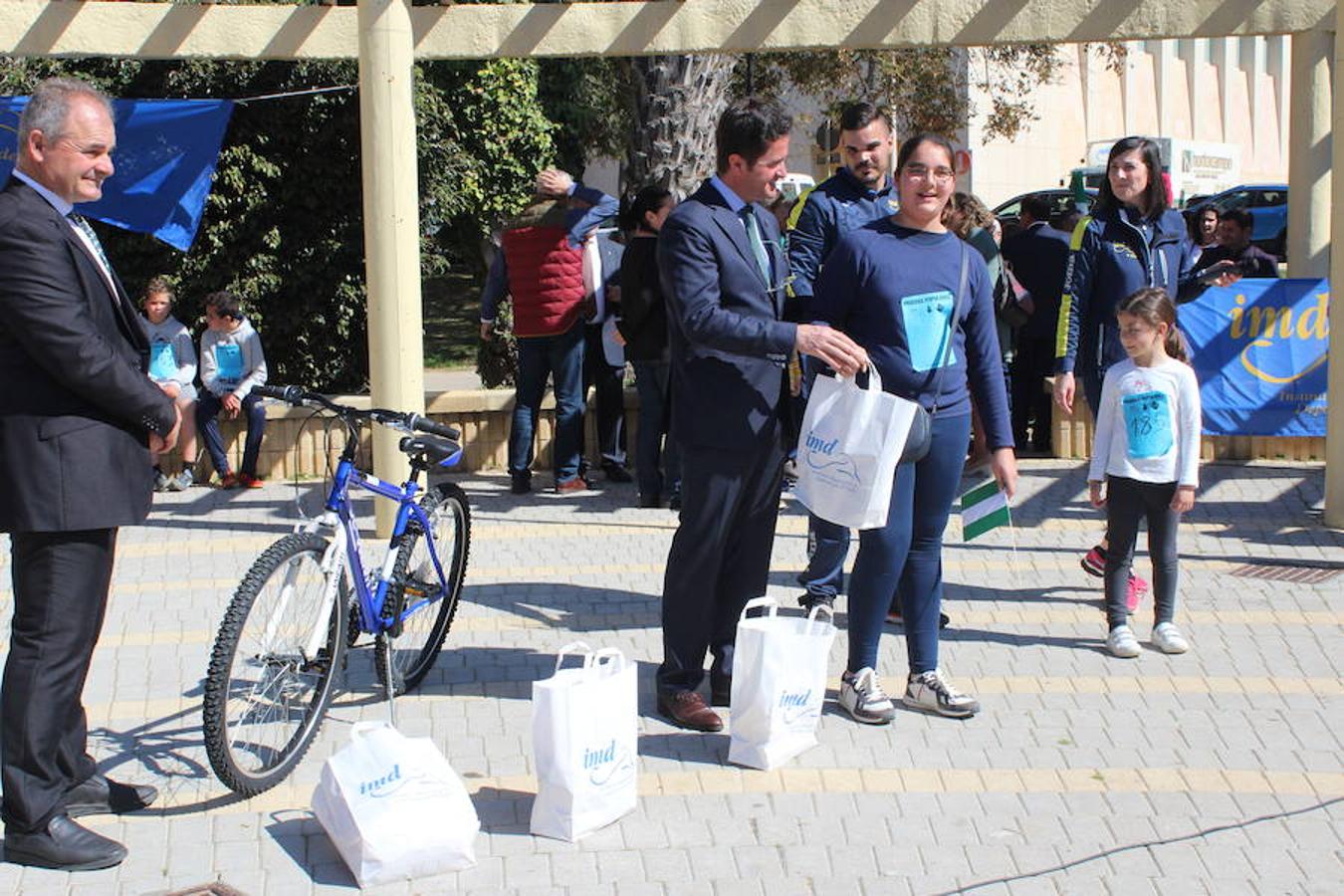 El parque de El Palmeral de Balerma acogió esta mañana la conmemoración del Día de Andalucía en el municipio ejidense como cada año, pero en esta ocasión con un aire muy reivindicativo, dada la situación que padece este núcleo urbano, que ha visto como su costa se degradaba y casi desaparecía y a la que Costas solo da soluciones puntuales, sin resolver el problema de fondo.