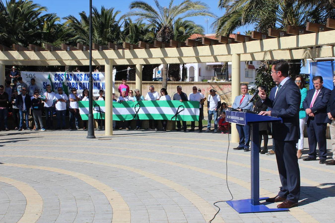 El parque de El Palmeral de Balerma acogió esta mañana la conmemoración del Día de Andalucía en el municipio ejidense como cada año, pero en esta ocasión con un aire muy reivindicativo, dada la situación que padece este núcleo urbano, que ha visto como su costa se degradaba y casi desaparecía y a la que Costas solo da soluciones puntuales, sin resolver el problema de fondo.