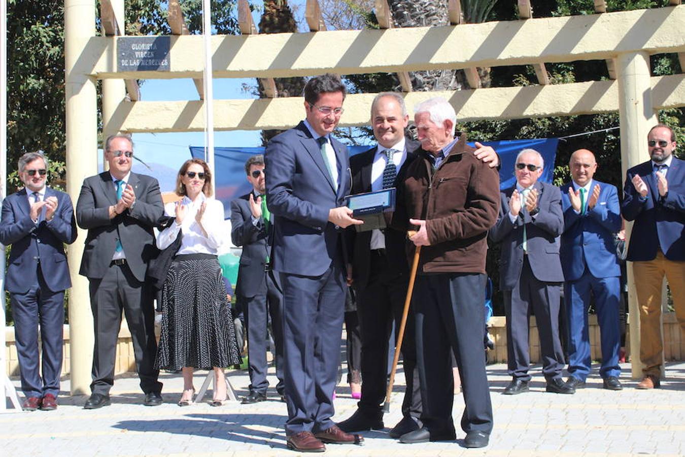 El parque de El Palmeral de Balerma acogió esta mañana la conmemoración del Día de Andalucía en el municipio ejidense como cada año, pero en esta ocasión con un aire muy reivindicativo, dada la situación que padece este núcleo urbano, que ha visto como su costa se degradaba y casi desaparecía y a la que Costas solo da soluciones puntuales, sin resolver el problema de fondo.