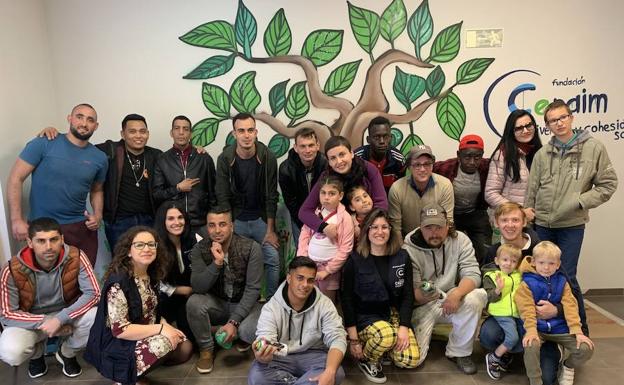 Nauni ofrece un taller de grafiti para los miembros de la Fundación Cepaim El Ejido