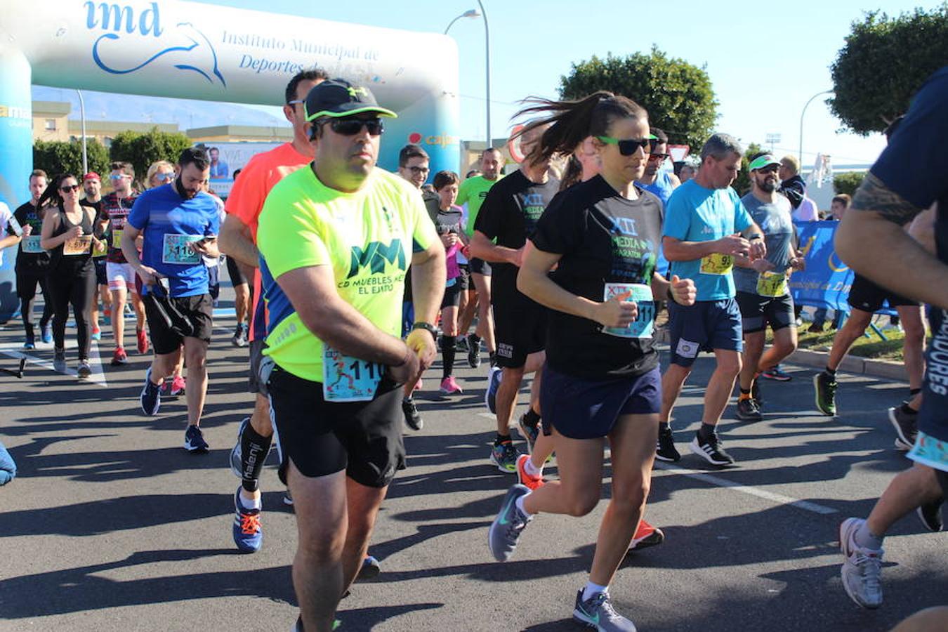 Más de medio millar de runners disfrutaron esta mañana de la XII edición de la Media Maratón de El Ejido Ciudad de las Hortalizas. Una carrera rápida, vistosa y que mantenía el mismo recorrido de ediciones anteriores, con varias subidas que obligaron a los corredores a tener que dosificar y en la que se mejoraron los tiempos de la pasada edición.