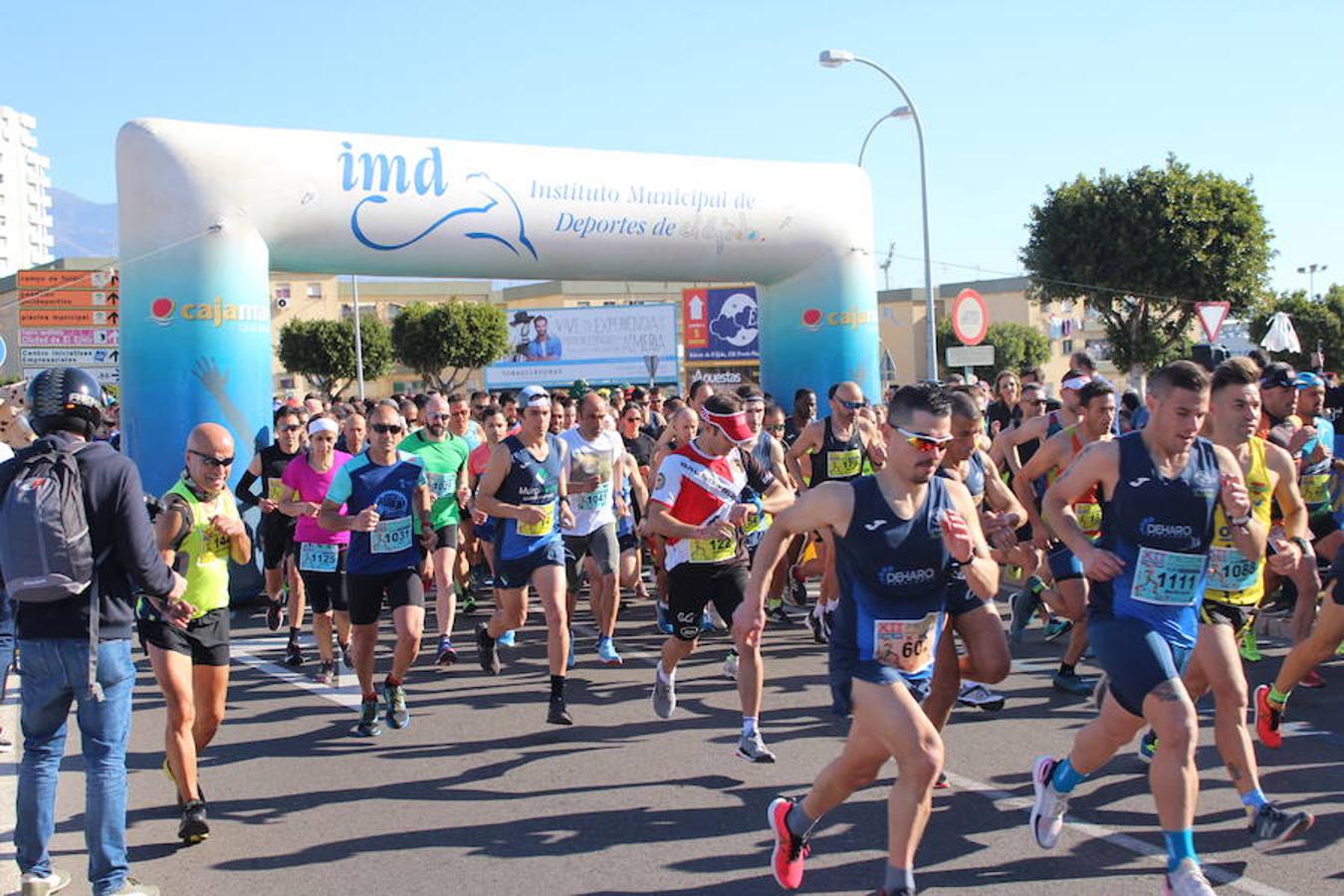 Más de medio millar de runners disfrutaron esta mañana de la XII edición de la Media Maratón de El Ejido Ciudad de las Hortalizas. Una carrera rápida, vistosa y que mantenía el mismo recorrido de ediciones anteriores, con varias subidas que obligaron a los corredores a tener que dosificar y en la que se mejoraron los tiempos de la pasada edición.