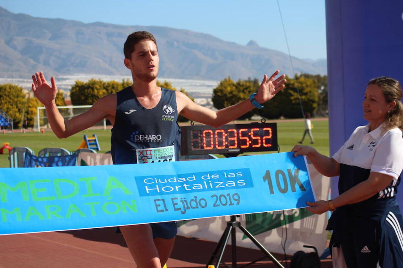 Más de medio millar de runners disfrutaron esta mañana de la XII edición de la Media Maratón de El Ejido Ciudad de las Hortalizas. Una carrera rápida, vistosa y que mantenía el mismo recorrido de ediciones anteriores, con varias subidas que obligaron a los corredores a tener que dosificar y en la que se mejoraron los tiempos de la pasada edición.