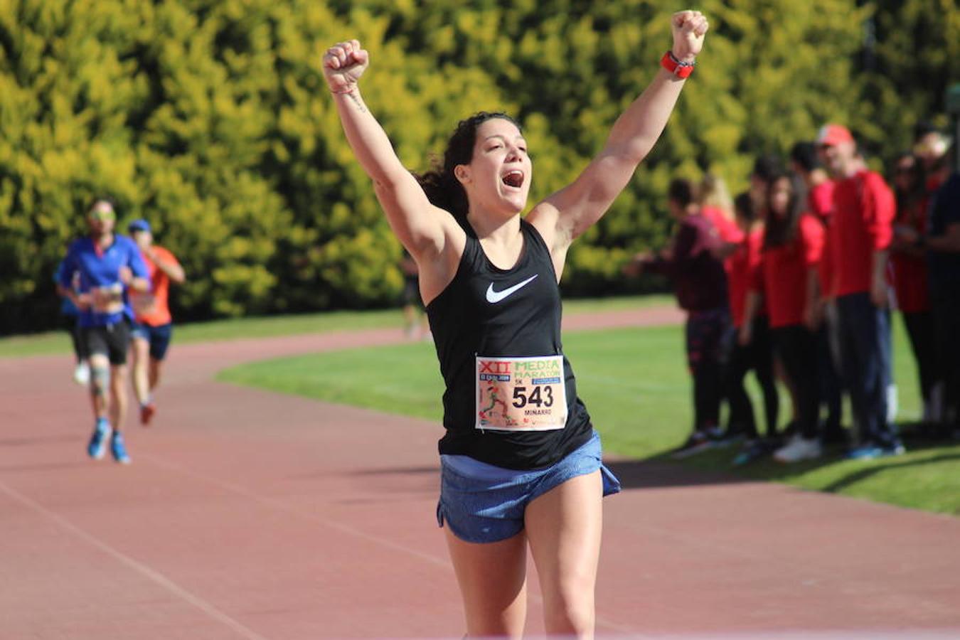 Más de medio millar de runners disfrutaron esta mañana de la XII edición de la Media Maratón de El Ejido Ciudad de las Hortalizas. Una carrera rápida, vistosa y que mantenía el mismo recorrido de ediciones anteriores, con varias subidas que obligaron a los corredores a tener que dosificar y en la que se mejoraron los tiempos de la pasada edición.