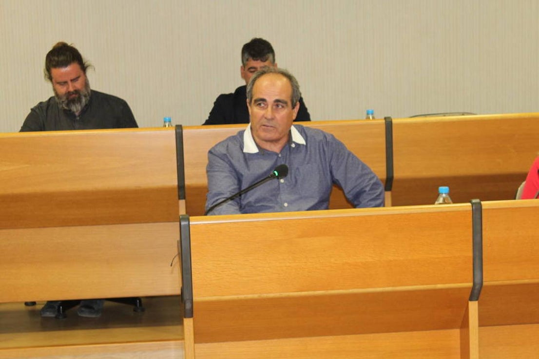 Hasta seis concejales tomaron posesión de su cargo en el Pleno ordinario que se vivió esta mañana en el Ayuntamiento de El Ejido y que tuvo una duración de cinco horas. Bernardo Robles por el PP y por el PSOE Antonia Martín Escobar, Gabriel Giménez, Miguel Ángel Suárez Hernández, Francisco Ripoll Medina y Concepción Dolores Romera Jiménez. Antes de esto, fue el sorteo de los integrantes de las mesas electorales del 28 de abril.