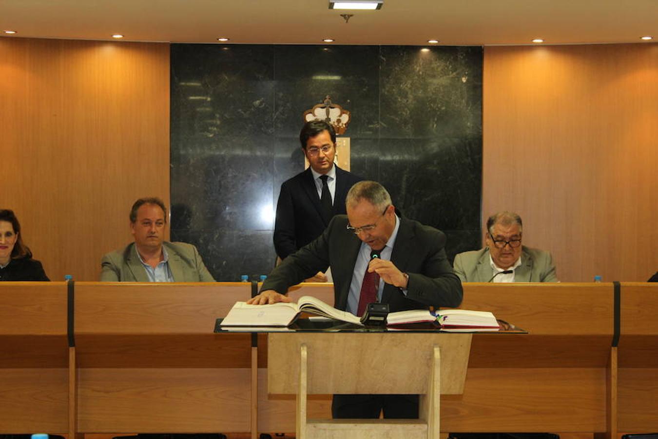 Hasta seis concejales tomaron posesión de su cargo en el Pleno ordinario que se vivió esta mañana en el Ayuntamiento de El Ejido y que tuvo una duración de cinco horas. Bernardo Robles por el PP y por el PSOE Antonia Martín Escobar, Gabriel Giménez, Miguel Ángel Suárez Hernández, Francisco Ripoll Medina y Concepción Dolores Romera Jiménez. Antes de esto, fue el sorteo de los integrantes de las mesas electorales del 28 de abril.