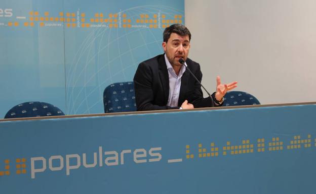 Alberto González, durante la rueda de prensa que ofreció ayer en la sede del PP en ElEjido. 