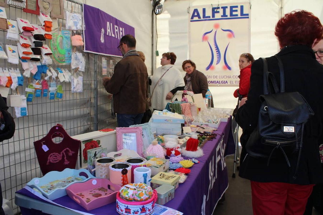 El tejido asociativo ejidense se dio cita en el día de ayer en la Plaza Mayor para formar parte del VII Encuentro Asociativo. Una actividad que contó con la participación de 37 entidades y con cerca de medio centenar de actividades paralelas a lo largo de toda la jornada.