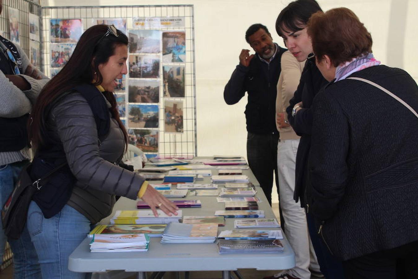 El tejido asociativo ejidense se dio cita en el día de ayer en la Plaza Mayor para formar parte del VII Encuentro Asociativo. Una actividad que contó con la participación de 37 entidades y con cerca de medio centenar de actividades paralelas a lo largo de toda la jornada.