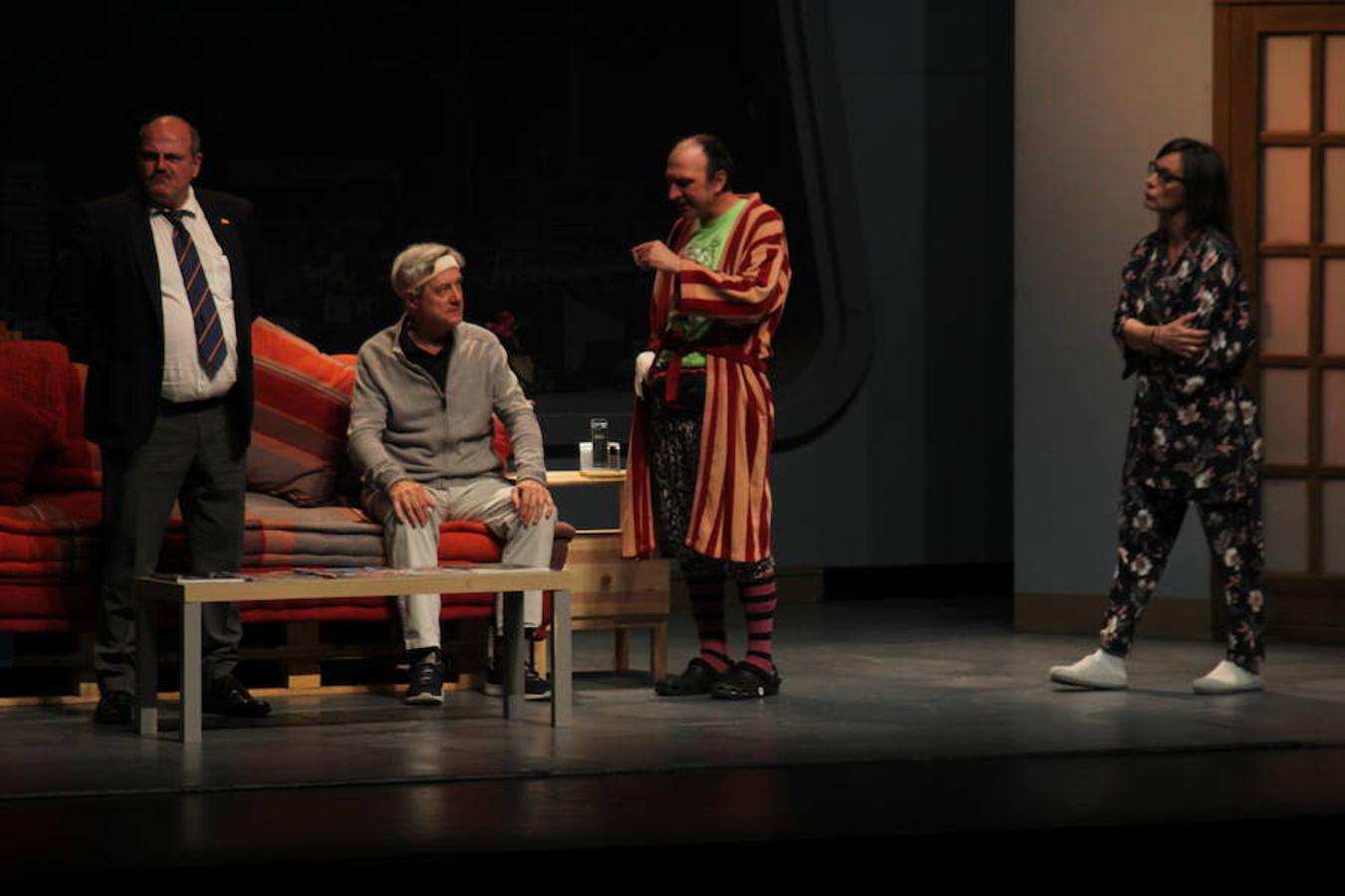 El Teatro Auditorio de El Ejido se inundó de carcajadas anoche con la puesta en escena de la comedia Taxi, protagonizada por Josema Yuste, pero donde cada uno de los actores tuvo una brillante actuación y un protagonismo importante. Los asistentes eran conscientes de que se enfrentaban a 90 minutos de risas y humor, pero el resultado fue incluso mejor de lo que se podían esperar. 