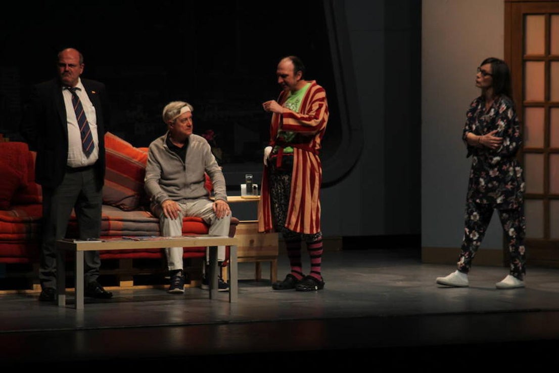 El Teatro Auditorio de El Ejido se inundó de carcajadas anoche con la puesta en escena de la comedia Taxi, protagonizada por Josema Yuste, pero donde cada uno de los actores tuvo una brillante actuación y un protagonismo importante. Los asistentes eran conscientes de que se enfrentaban a 90 minutos de risas y humor, pero el resultado fue incluso mejor de lo que se podían esperar. 