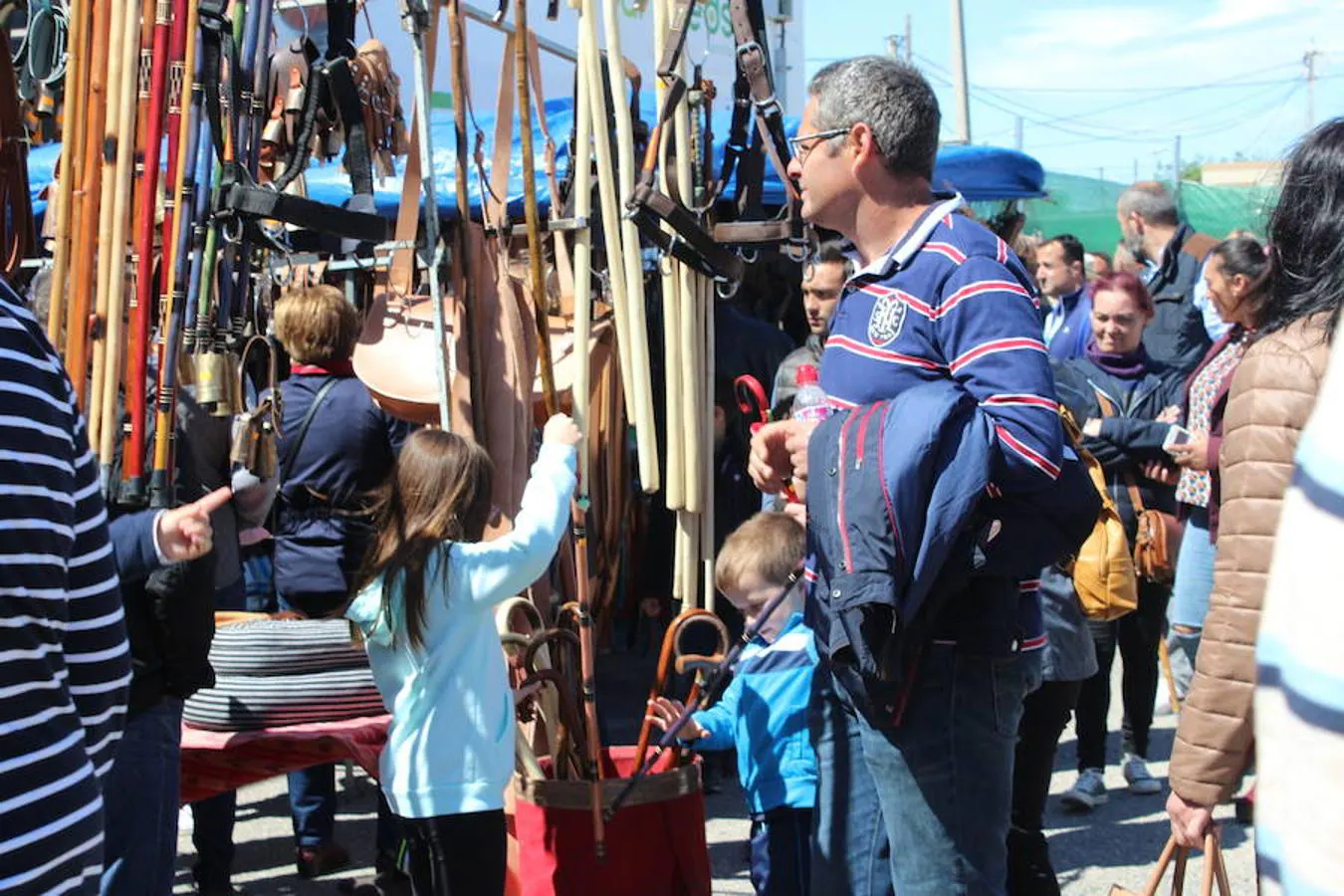 Miles de personas visitaron este pasado fin de semana el núcleo de Tarambana para vivir y disfrutar de la séptima edición de la Feria del Ganado, que organizan la Comisión de Fiestas Tarambana con la colaboración del Ayuntamiento de El Ejido, la Junta Local y la Asociación de Vecinos 'La Fabriquilla'. Pese al viento y al frío que este fin de semana imperó en el municipio ejidense, este evento ganadero registró una gran afluencia, demostrando que se trata de una feria que se ha consolidado en el tiempo y que crece cada año, con visitantes llegados no solo del propio municipio, sino de toda la provincia e incluso de otras provincias cercanas. 