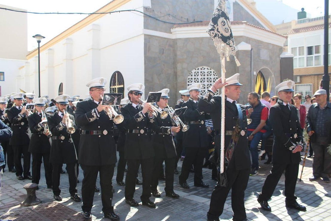 El municipio de El Ejido se despertó ayer oliendo a incienso y con las palmas y los ramos llenando las calles tanto del centro de la localidad como de los núcleos, ya que todas las parroquias celebraron ayer el Domingo de Ramos, desde Matagorda hasta San Agustín, pasando por Pampanico, Santa María del Águila, Las Norias de Daza, La Loma o Santo Domingo. Sin embargo, la primera procesión de esta Semana Santa la protagonizó Balerma, donde la Cofradía de Nuestro Padre Jesús Nazareno y Nuestra Señora de los Dolore procesionó la imagen de Nuestro Padre Jesús de la Oración del Huerto.