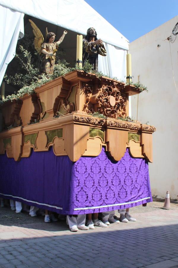 El municipio de El Ejido se despertó ayer oliendo a incienso y con las palmas y los ramos llenando las calles tanto del centro de la localidad como de los núcleos, ya que todas las parroquias celebraron ayer el Domingo de Ramos, desde Matagorda hasta San Agustín, pasando por Pampanico, Santa María del Águila, Las Norias de Daza, La Loma o Santo Domingo. Sin embargo, la primera procesión de esta Semana Santa la protagonizó Balerma, donde la Cofradía de Nuestro Padre Jesús Nazareno y Nuestra Señora de los Dolore procesionó la imagen de Nuestro Padre Jesús de la Oración del Huerto.
