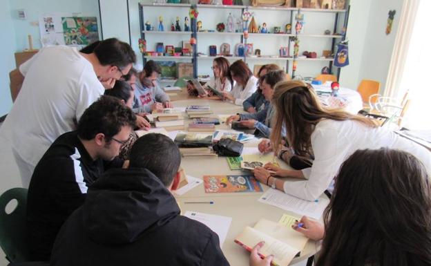 Pacientes de Salud Mental del Hospital de Poniente crean y gestionan su propia Biblioteca