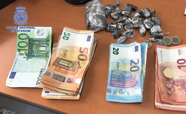 Vendía hachís y permitía el consumo en su bar de El Ejido