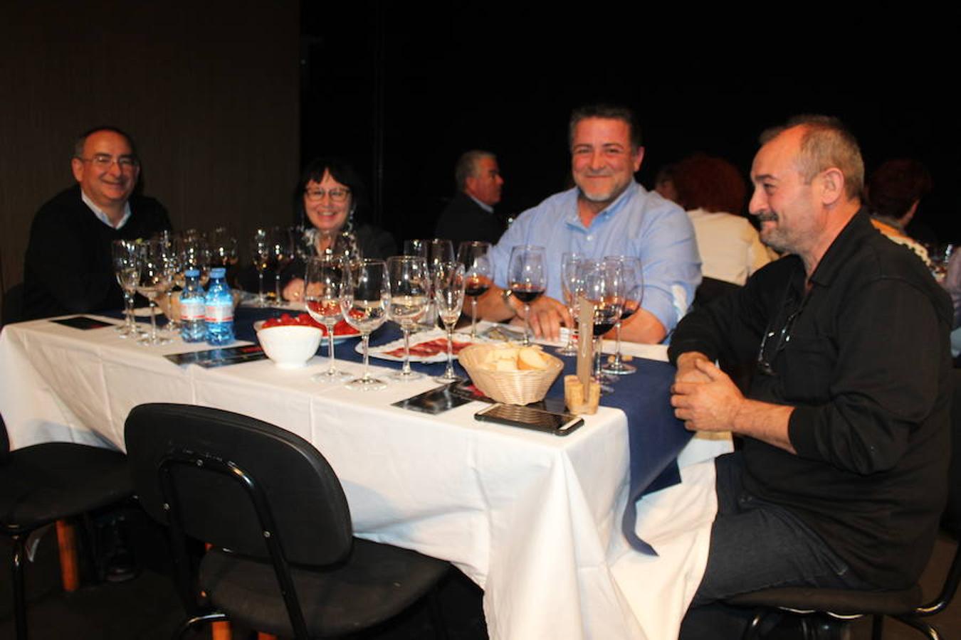 Los ejidenses tenían ganas ya de que llegaran sus fiestas deSan Marcos y así lo demostraron acudiendo al recinto ferial en el día de su inauguración, llenando el aforo de la cata de vinos y disfrutando del I Festival de Flamenco. Hoy el ferial volverá a abrir a las 18 horas. 