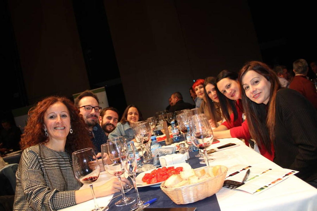 Los ejidenses tenían ganas ya de que llegaran sus fiestas deSan Marcos y así lo demostraron acudiendo al recinto ferial en el día de su inauguración, llenando el aforo de la cata de vinos y disfrutando del I Festival de Flamenco. Hoy el ferial volverá a abrir a las 18 horas. 