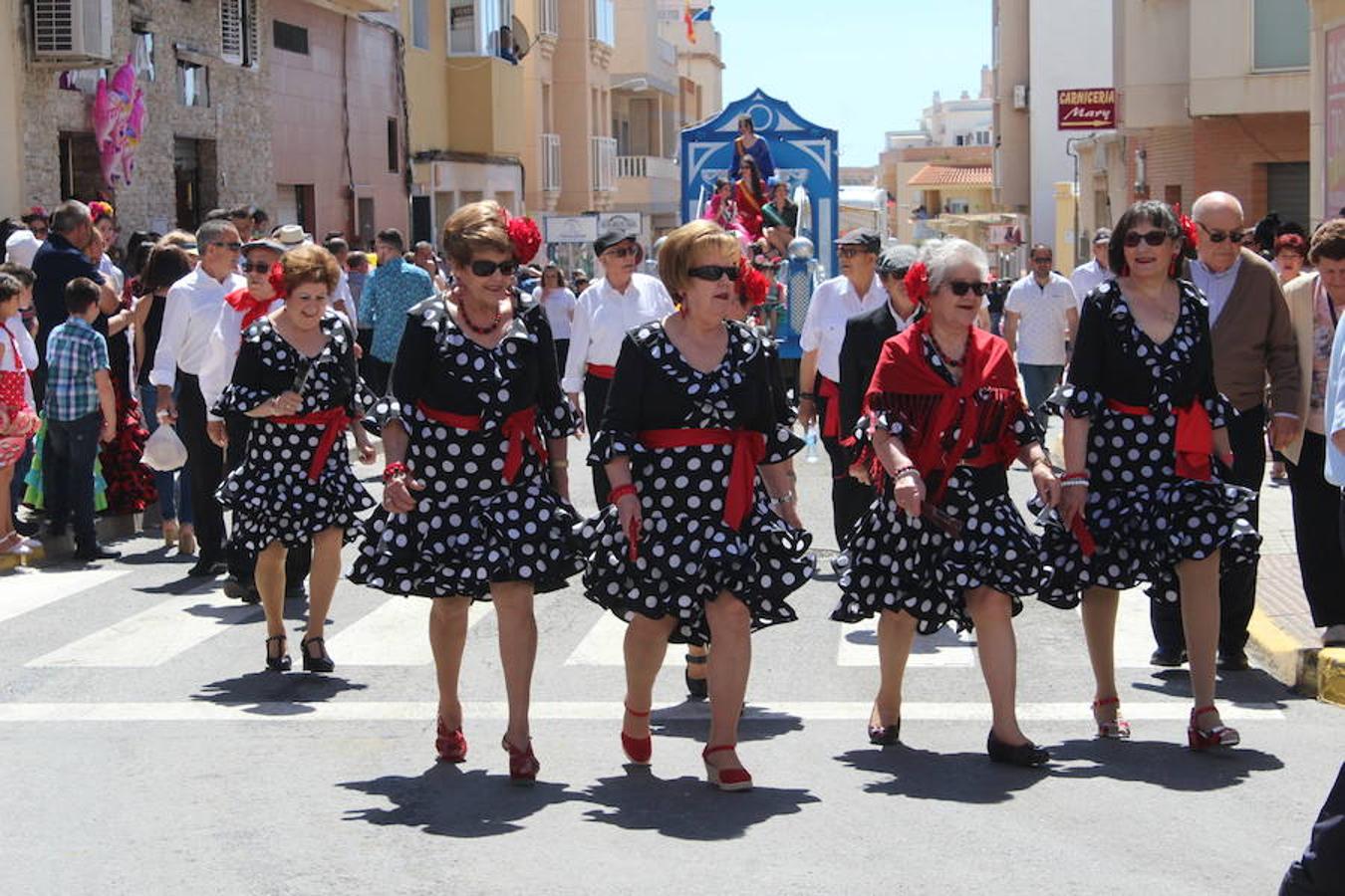 El Ejido se despertó ayer con un cielo raso, soleado, con una temperatura alta, que bien podía pasar por día veraniego, para saludar a San Marcos en su día grande, el día en que procesionó por las calles del municipio, en uno de los eventos que mayor número de asistentes registra a lo largo del año. 