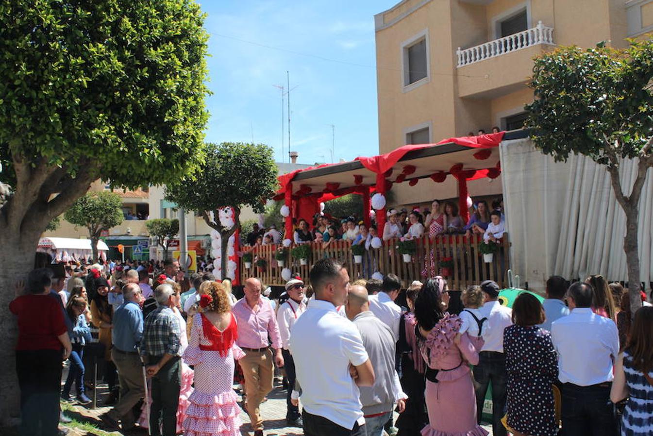 El Ejido se despertó ayer con un cielo raso, soleado, con una temperatura alta, que bien podía pasar por día veraniego, para saludar a San Marcos en su día grande, el día en que procesionó por las calles del municipio, en uno de los eventos que mayor número de asistentes registra a lo largo del año. 