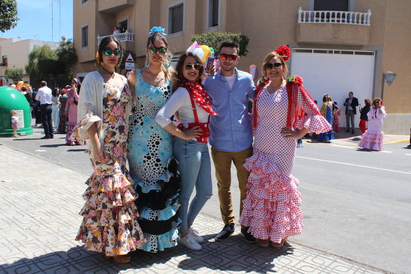 El Ejido se despertó ayer con un cielo raso, soleado, con una temperatura alta, que bien podía pasar por día veraniego, para saludar a San Marcos en su día grande, el día en que procesionó por las calles del municipio, en uno de los eventos que mayor número de asistentes registra a lo largo del año. 